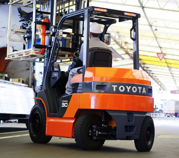 Toyota forklift operator, taking advantage of the rear steering system versatility to maneuver comfortably